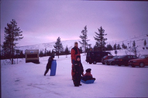 Mikko, Anne, Pekko ja Henna Yll�ksen rinteiden parkkipaikalla 22.12.1997