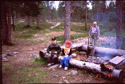 Mikko,Pekko ja is Vellinsrpimn nuotiopaikalla 27.7.1999