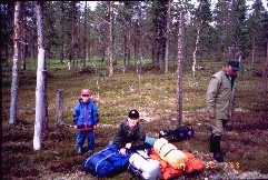 Pekko, Mikko ja is� poroaidalla Kulasjoen l�hell� 30.7.1999