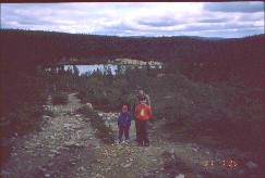Pekko, Mikko ja is� Luulammelta Kiilop��lle johtavalla polulla 31.7.1999