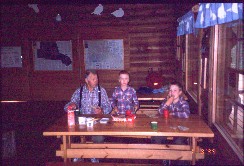 Is�, Pekko ja Mikko aamiaisella Luulammen opastustuvassa 1.8.1999